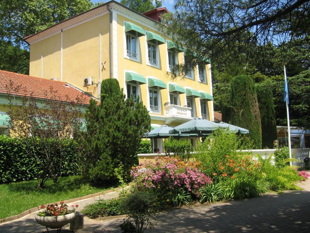 Le Cedre De Soyons Hotel Exterior photo